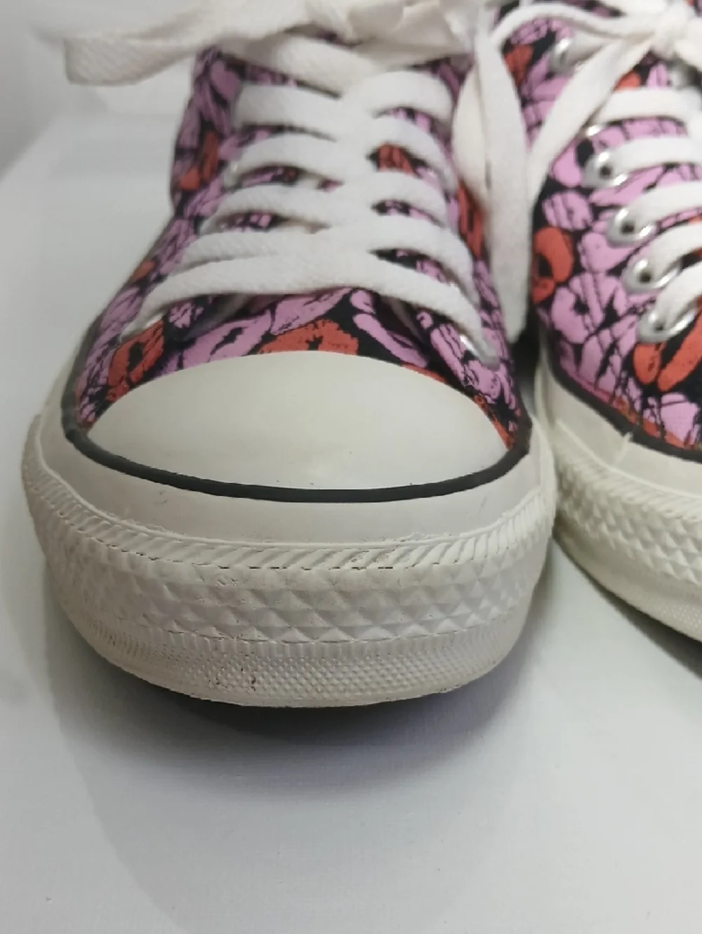 Converse Chuck Taylor All Star Low Top Pink & Red Lip Print Sneakers - Picture 13 of 16